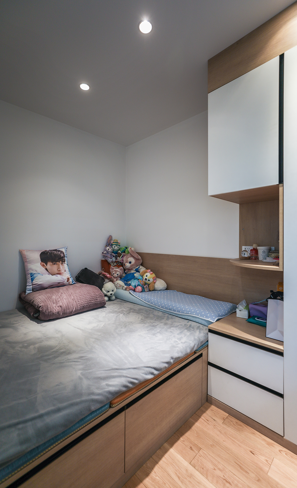 兒童房因?yàn)榉块g不大，我們要解決日常的收納，辦公問題，便選擇了榻榻米。