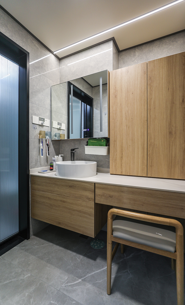 衛(wèi)生間空間不算很大，1.3米長的臺盆，我們還利用空間設(shè)計出化妝的區(qū)域，智能馬桶使用起來方便也更加衛(wèi)生，三移門的淋浴房，墻磚和地磚用淡灰色，整體衛(wèi)生間不但滿足日常使用，給人的感覺也非常舒適大氣。