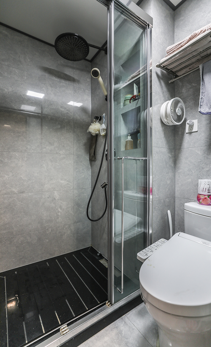 衛(wèi)生間空間不算很大，1.3米長的臺盆，我們還利用空間設(shè)計出化妝的區(qū)域，智能馬桶使用起來方便也更加衛(wèi)生，三移門的淋浴房，墻磚和地磚用淡灰色，整體衛(wèi)生間不但滿足日常使用，給人的感覺也非常舒適大氣。