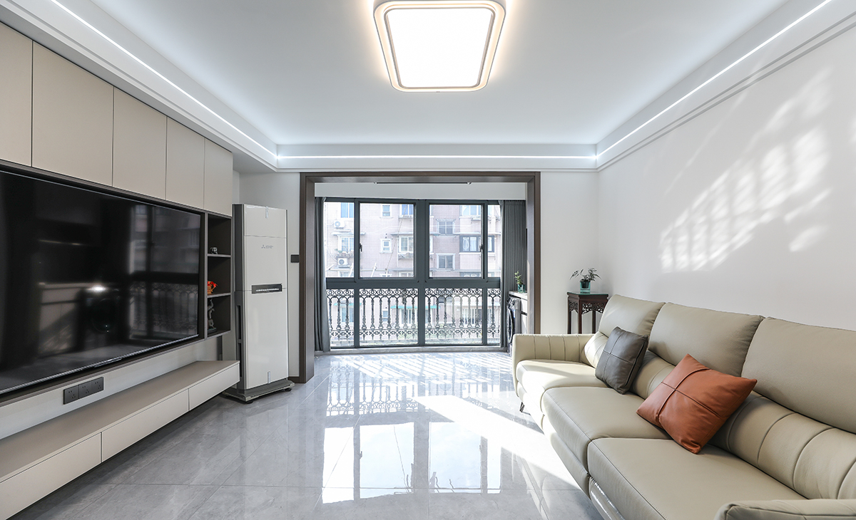 客廳開間很大，客廳空間也很寬闊。吊頂造型上采用雙眼皮吊頂。地面采用淺灰色地磚。造型和色調上無不給人以簡潔、大氣、時尚的感覺。