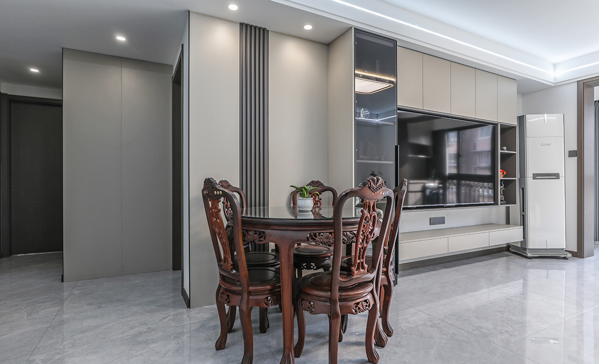 餐廳和客廳融合一體，沒有明確劃分空間，擺放一張紅木圓桌，古典與現代結合。