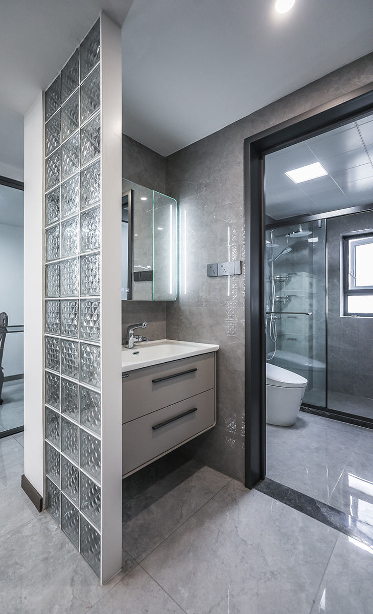 衛生間干濕分離，干區放置90公分洗臉盆，簡潔實用。