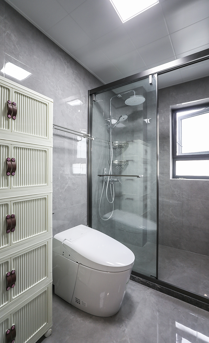 生間干濕分離，智能馬桶，鈦合金移門，體現主人高檔次的生活品味和優雅的審美觀。