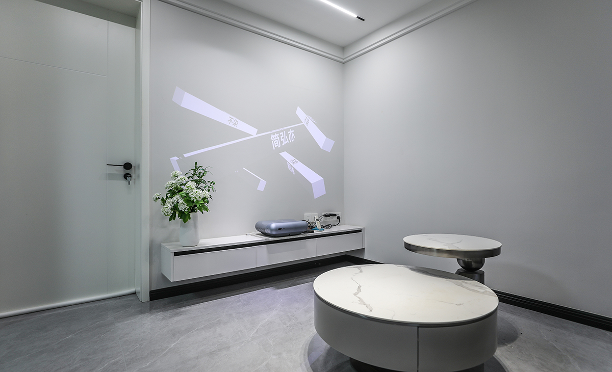 1500寬的電視墻配微距投影儀恰到好處，電視柜兩邊的裝飾盆景作襯托，懸掛騰空電視柜也很大氣，既實(shí)用也方便衛(wèi)生的打掃，讓空間不但時(shí)尚而且清爽。