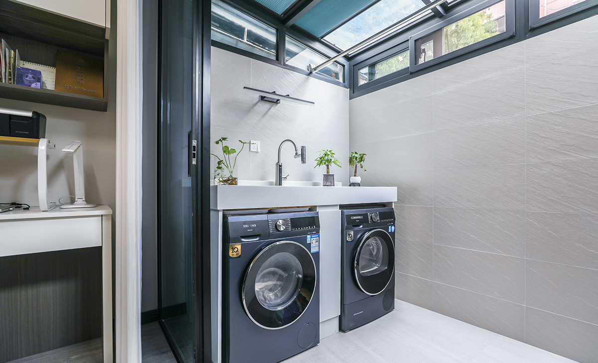 套房子的天井的洗衣柜也是一大亮點(diǎn)，既實(shí)用，又有裝飾性，洗衣機(jī)加烘干機(jī)給主人生活帶來極大的生活便利，天井屋頂做了斷橋封窗陽光房，外加不銹鋼衣桿滿足晾曬功能，給人感覺不僅雅致而且有韻味。