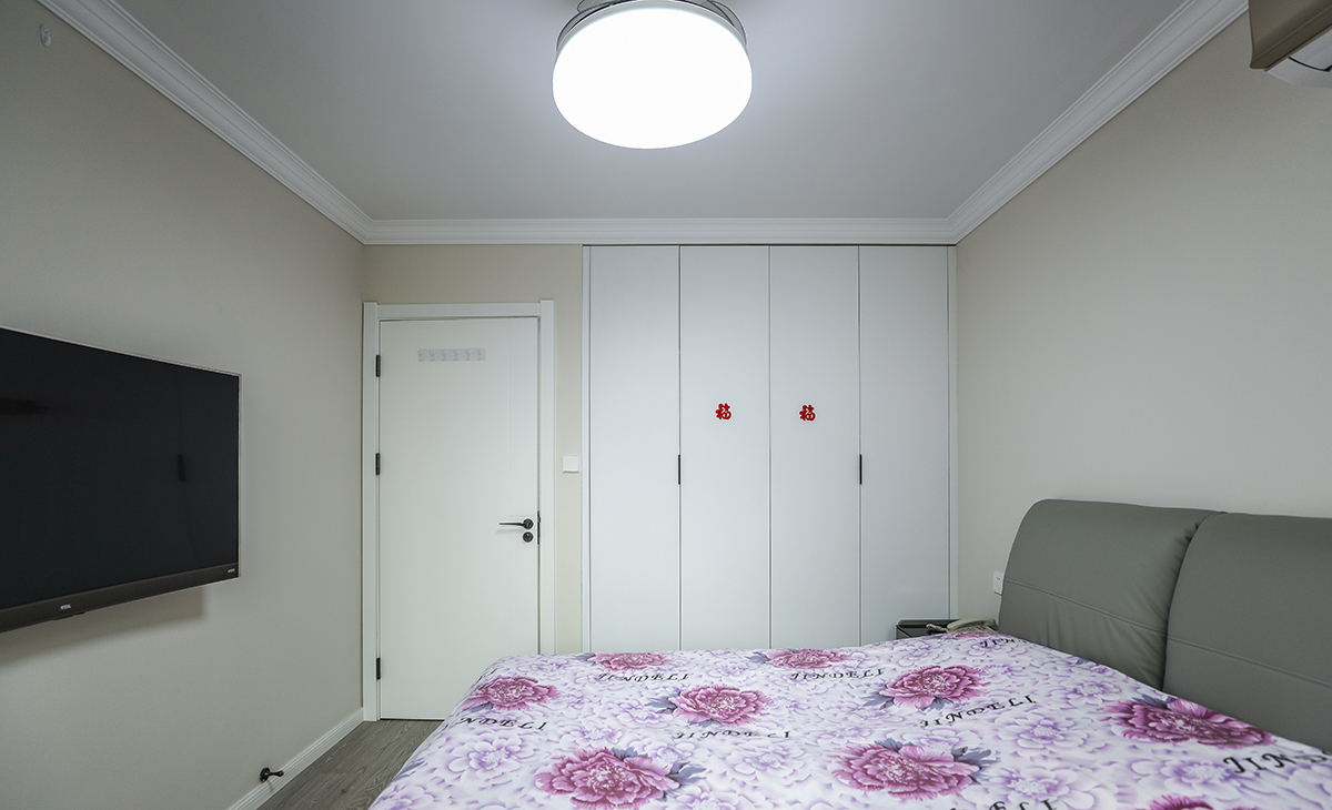 次臥整體簡單為主，皮質的床搭配灰色的地板，頂面白色乳膠漆，既簡單又實用。