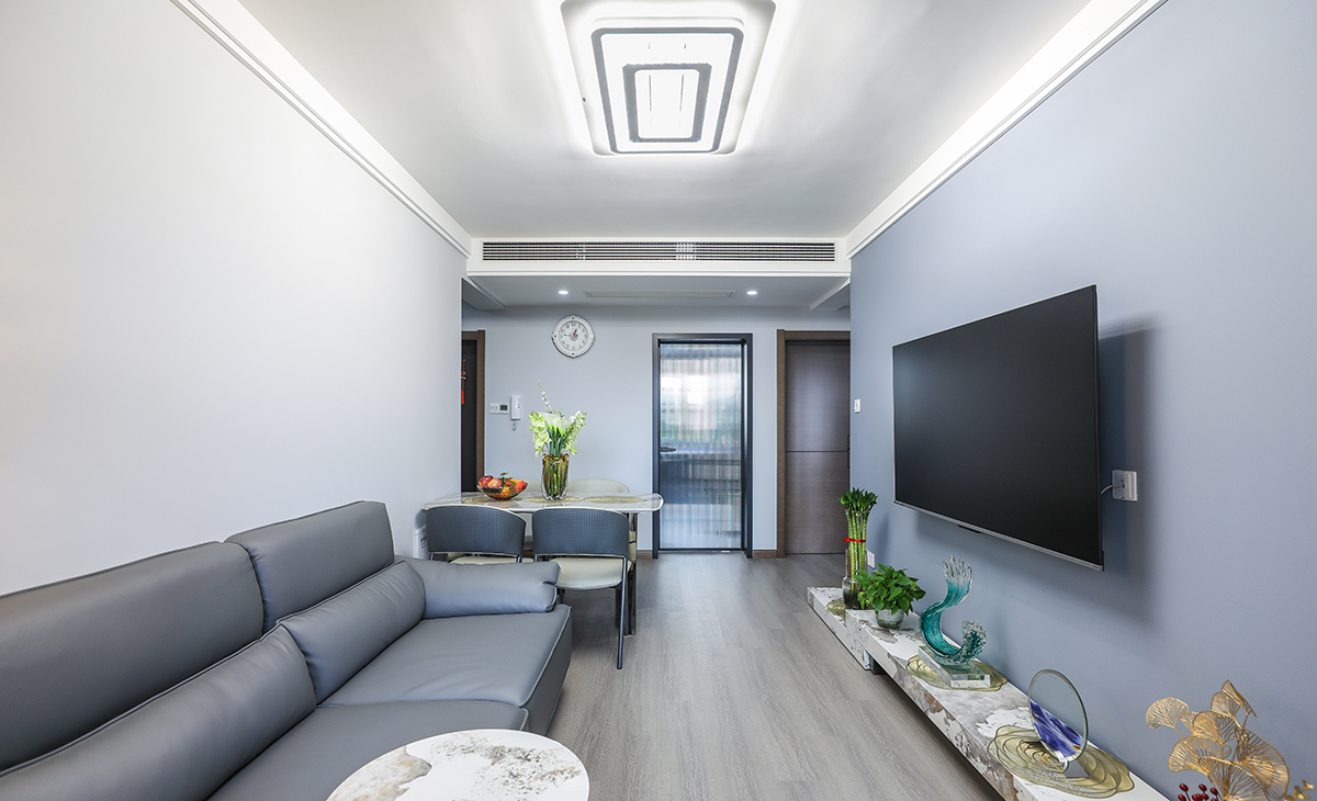 客廳是一個房子的視覺擔當，采用多樂士馬蹄鐵乳膠漆裝飾的墻面，再配上淺灰色的皮制沙發，現代風格設計的空間能夠被更多的人所接受，雖然個性化的特點有所欠缺，但其舒適的家居氛圍能夠提升家居生活的幸福指數。面積不大的客廳空間，采用現代風格、簡約風格來設計是最為明智的選擇，適當搭配裝飾畫、玻璃擺件等裝飾品來點綴，能夠讓空間顯得更加溫馨