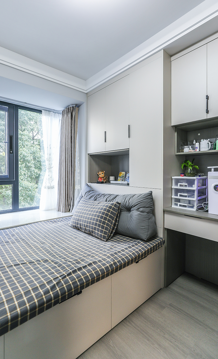 次臥塌塌米旁一側，也做了書桌，平時做書房用，供兒子住，設計上注重舒適和實用性，同時也考慮到了居住者的個性和審美需求。整個設計給人一種清新、自然、舒適的感覺。