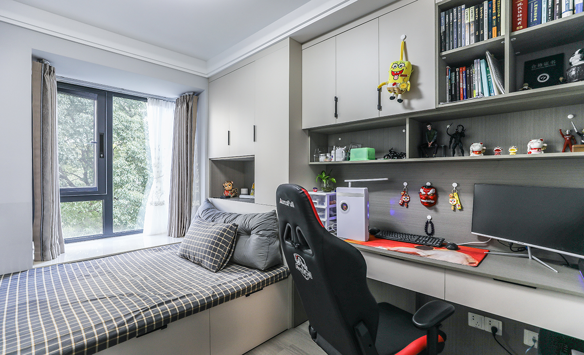 次臥整體采用了簡約自然的風格，使用了塌塌米的設計方法，優點是儲物空間比較大，可以收納家中的小件物品以及換季的被褥，而且家中整體也會變得干凈整潔。功能非常多元化，它可以適應家中的所有戶型以及面積，只要我們有需要它就可以化身成我們需要的樣子，比如榻榻米搭配書桌、榻榻米搭配梳妝臺、榻榻米搭配飄窗，我們在可以在榻榻米中間位置定制一個升降臺設計，這樣約上幾個好友喝喝茶享受悠閑的下午時光都是不錯的選擇。