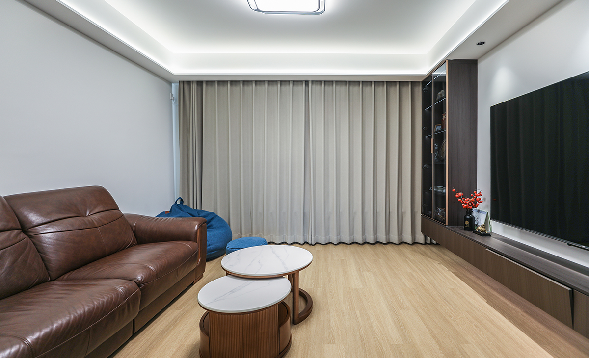 灰色乳膠漆沙發背景、灰色窗簾和白色背景墻，色彩上循序漸進，沙發旁邊放一懶人沙發，體現了主人隨意、自由的個性。造型上凸現了現代風格的大氣尊貴。