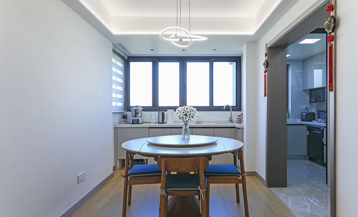 本套房子的通風和采光最最大的亮點，南北通風對流，把室外的風景映襯的若隱若現，餐廳頂上小吊燈一下子使整個空間活躍起來了。