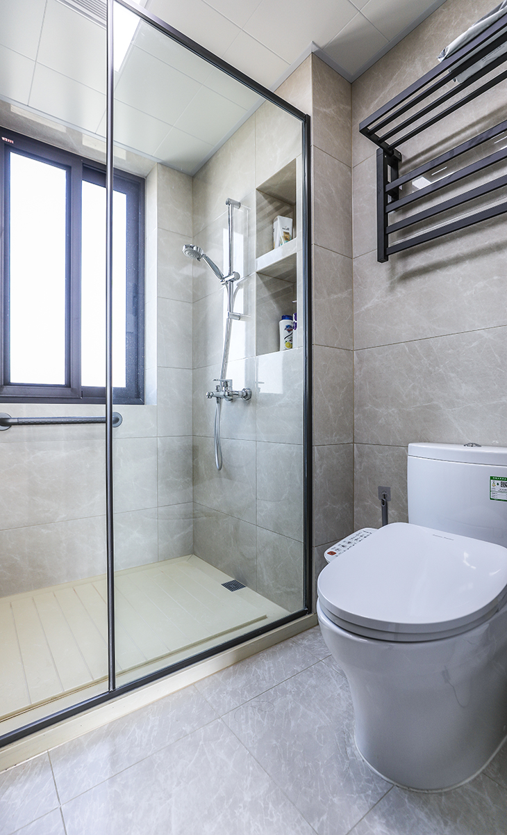 濕區彩用灰色墻地磚，淋浴區用米色大理石抽槽，四邊下沉，淋浴房內安裝扶手，方便老人使用，利用包管空間做了兩格壁龕，智能馬桶，電加熱毛巾架，體現主人高質量的生活品質。