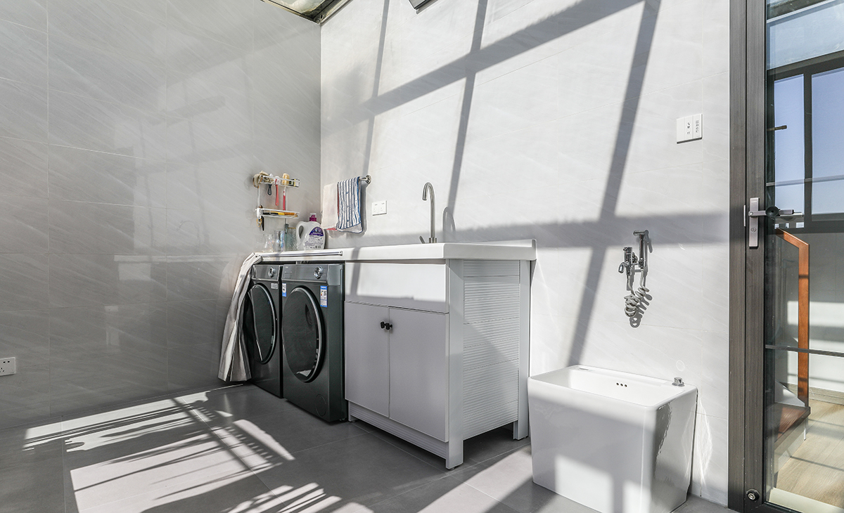 大陽光房是本套房子的亮點，是冬天老人曬太陽的最佳場所、洗衣機、烘干機、洗衣池及拖把池一字型布置，另外一邊涼曬衣服，很舒適、很愜意。