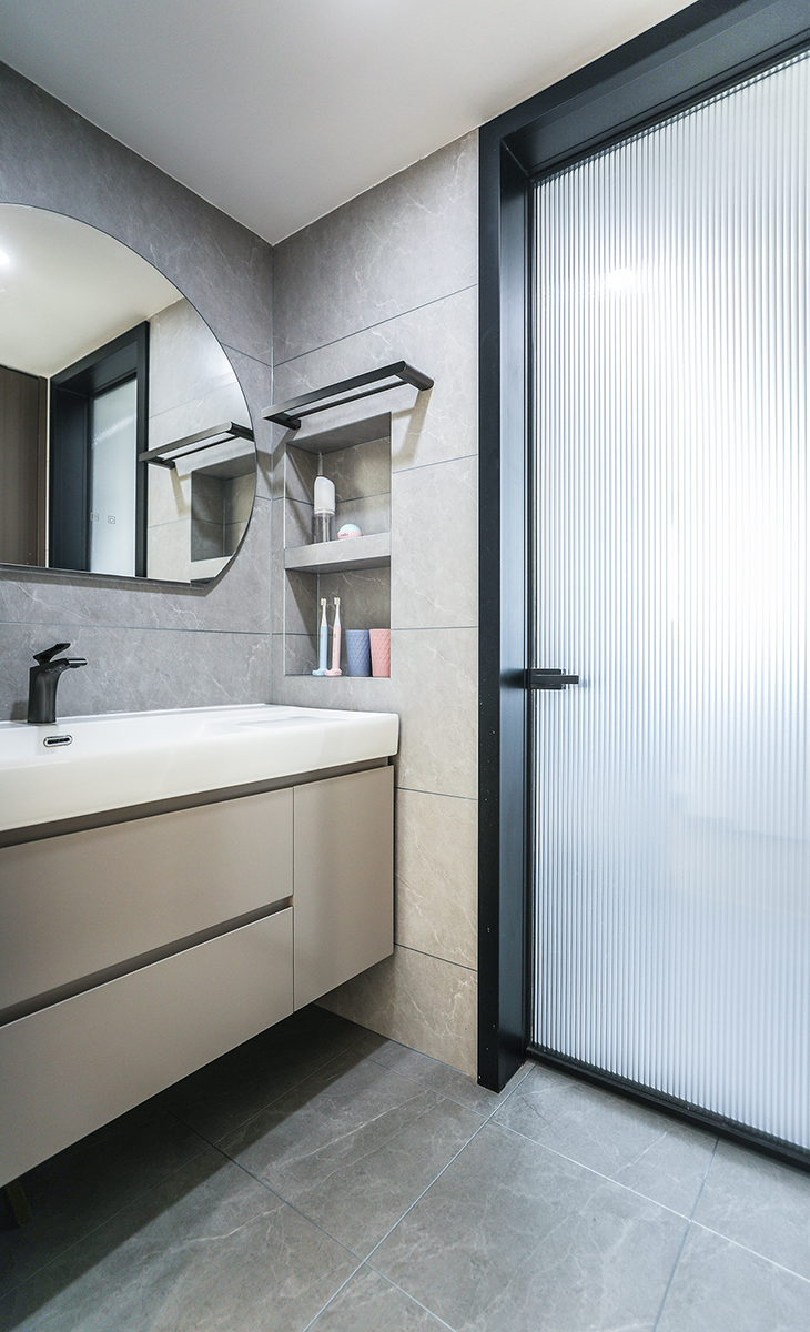 樓上衛生間的干區也設計了兩格壁龕，增加儲物空間，省去了鏡柜，單片半圓鏡子，讓空間更大，更美。
　