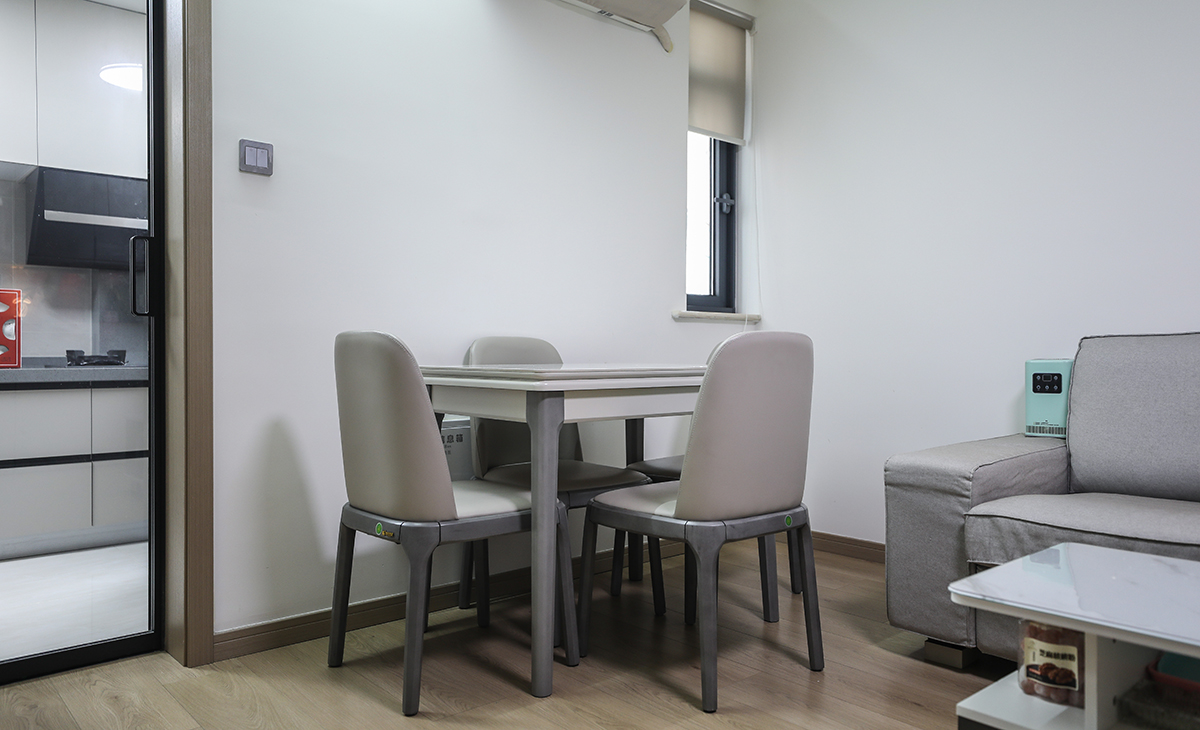 餐廳空間離廚房近，動線合理，非常實用、和沙發顏色相近，相呼應，和原木色的地板搭配很溫暖，色彩和造型上都簡潔大氣。