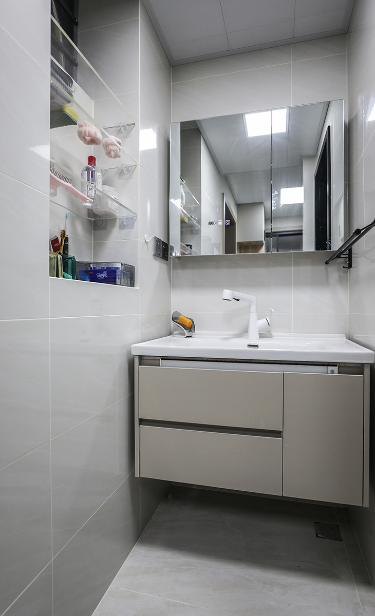 干區非常大，1米的臺盆，干濕分離，使用方便。臺盆邊上的窗戶一分為二，下面做壁龕，增加儲物，外面過道的人也看不見里面了。上面做窗通風。讓整個空間協調統一，大氣時尚，主人很滿意，不斷地夸贊設計師對設計的精準把握。