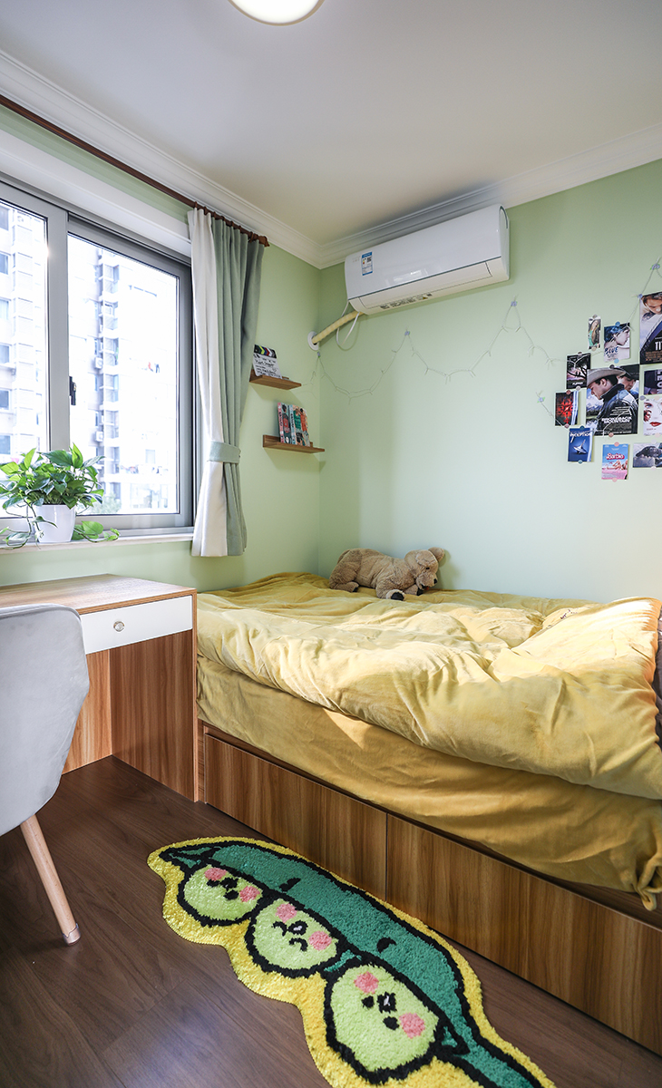 次臥是女兒房，色彩非常的跳躍，體現女主人的活力與激情。電腦桌，書柜，衣柜應有盡有，讓子女也有一個屬于自己的空間。