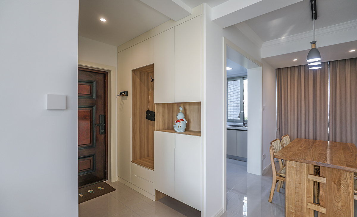 中間和下方漏空的鞋柜，隨手可以放置包包，鑰匙等，既實用，又有裝飾性，就更加體現了居家的舒適性。