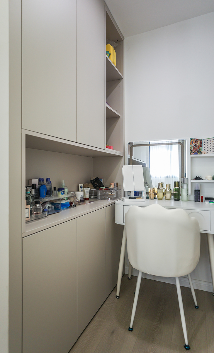 簡約的空間布局，頂面的雙眼皮走邊以及局部線性燈裝飾，做到了見光不見燈的設計效果，臥室增加衣帽間和專屬化妝區，即解決了儲物問題，又讓空間動線變得更加合理。