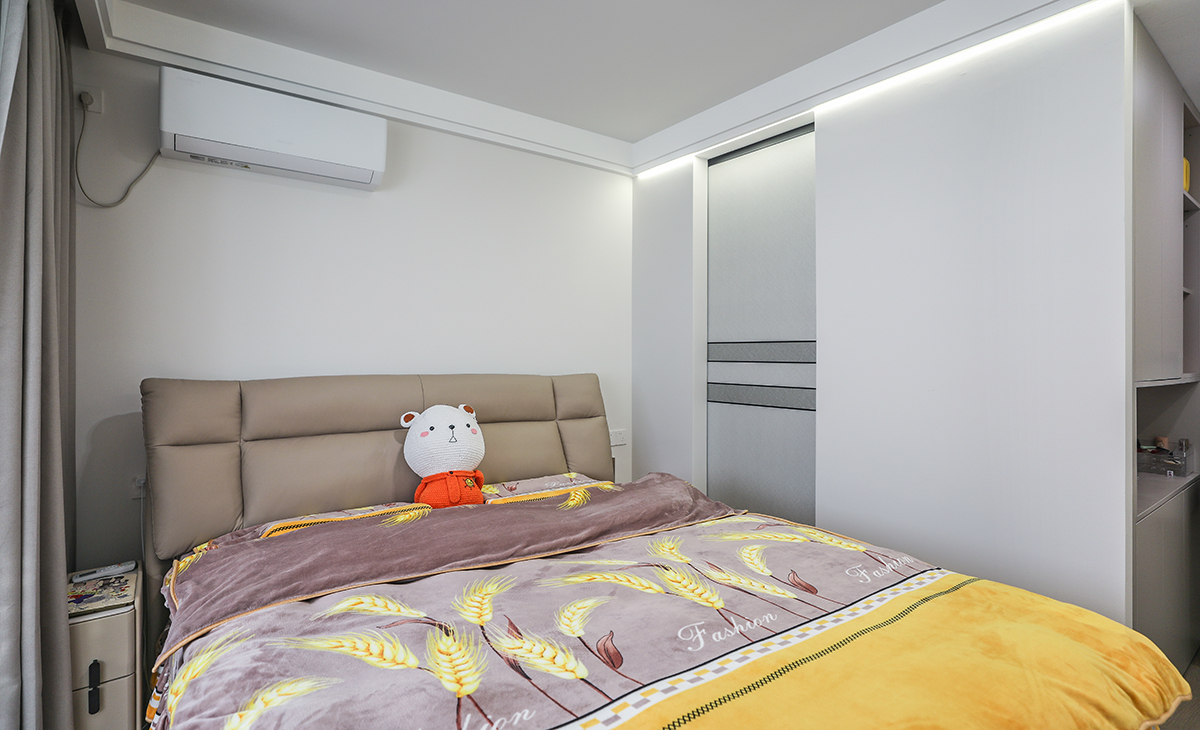 簡約的空間布局，頂面的雙眼皮走邊以及局部線性燈裝飾，做到了見光不見燈的設計效果，臥室增加衣帽間和專屬化妝區，即解決了儲物問題，又讓空間動線變得更加合理。