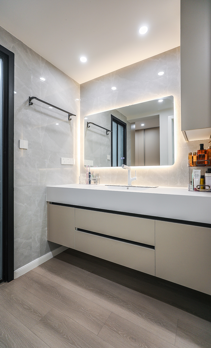 衛生間做干濕分離設計，濕區洗澡區及馬桶間，干區這是1.5米超大臺盆柜，即增加了美觀度，有增加了儲物空間，同時又讓動線更加合理。