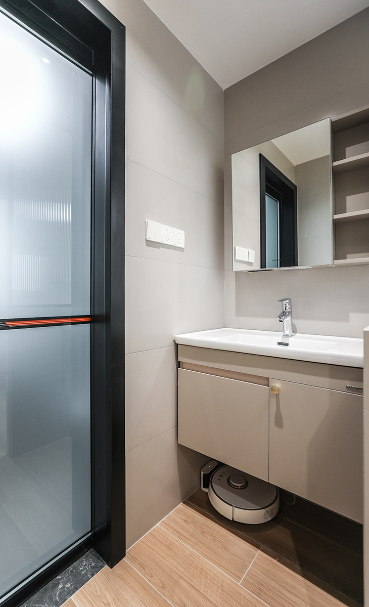 公衛臺盆柜放在外面，讓衛生間早上不擁擠，智能鏡柜讓臺盆區的光錢充足，方便主人早上梳妝，下方鏤空也能儲物。