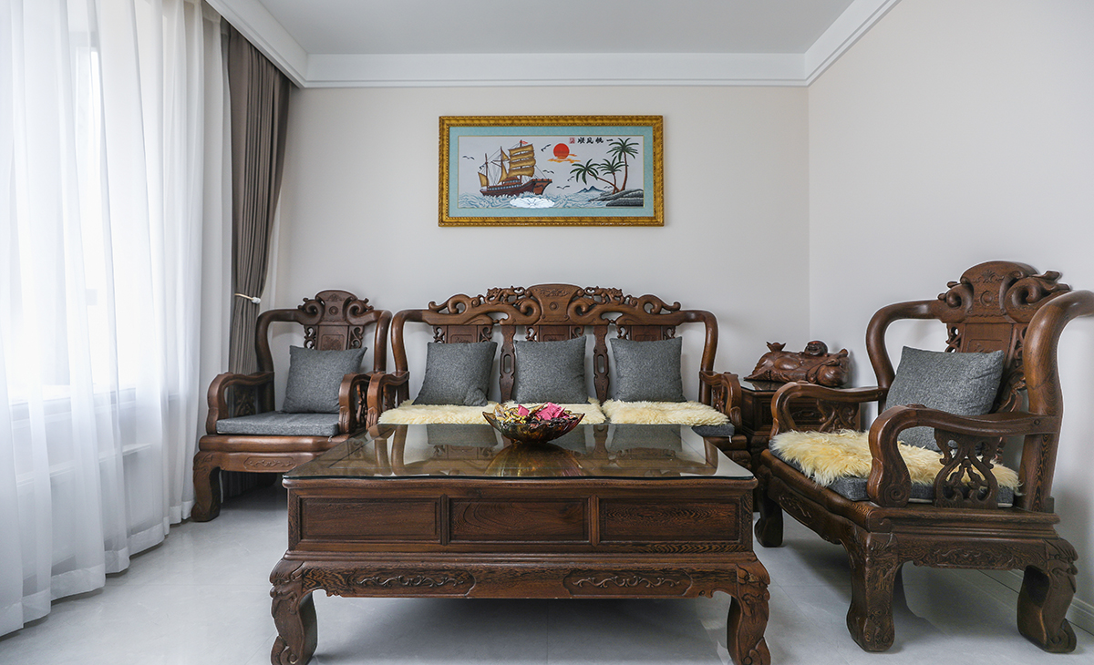 雙層落地大窗簾若隱若現，后面還配有大飄窗舒適又寬敞，讓空間不但時尚而且清爽。