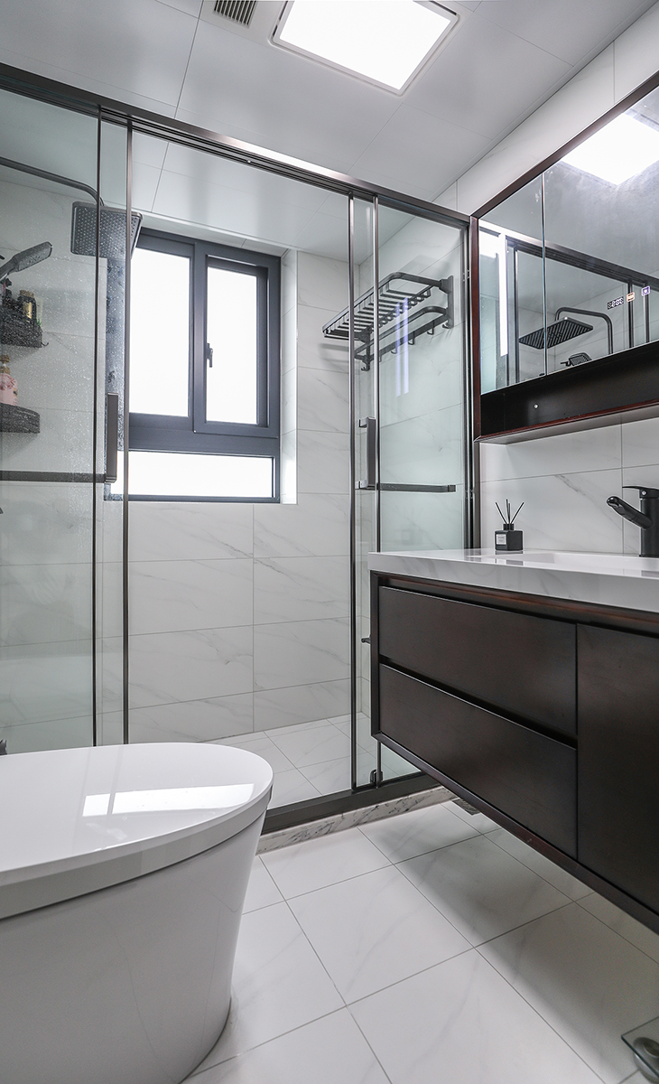 主衛空間也很大，全智能馬桶，一個洗手臺，及淋浴房，加上黑色邊框長虹玻璃門，讓整個空間協調統一，大氣時尚，主人很滿意，不斷地夸贊設計師對色彩的精準把握。