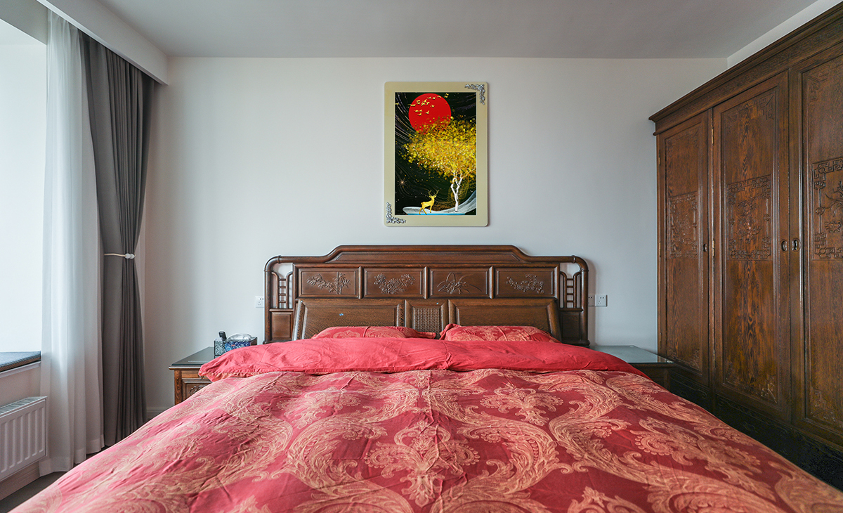 主臥家具是客戶家里原始保留的紅木家具，床與衣柜是深色，所以地板以及窗簾都采用了灰色，再有大飄窗，頂面圓型吊扇燈，實現方中有圓，圓中有方，造型以簡潔平板為主，方便打理，體現了簡約風格的簡潔、隨意，不拘一格。