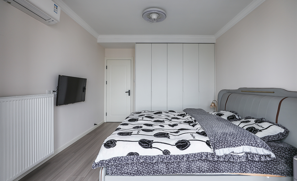 次臥基本不住人，只有女兒偶爾過來小住，配灰色地板，墻面刷汝窯色墻面乳膠漆，頂面白色乳膠漆，既簡單又實用。