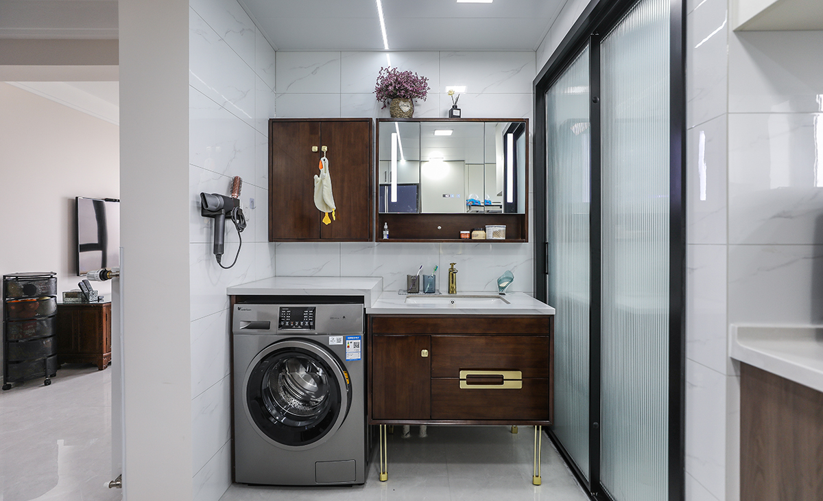 客衛空間很大，1米長的洗手臺加洗衣機，衛生間特采用干濕分離布局，墻地一體磚、白色吊頂，鈦合金移門，體現主人高檔次的生活品味和優雅的審美觀。