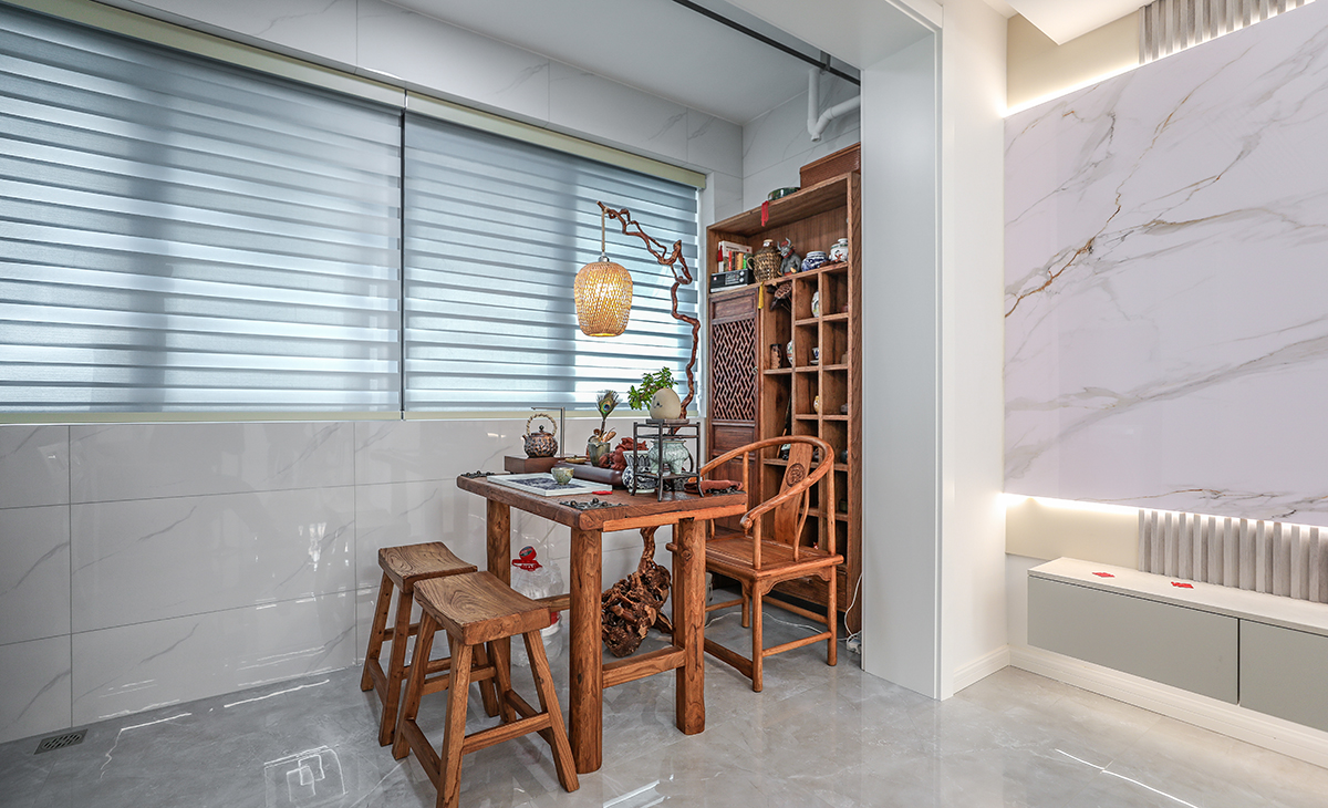 陽(yáng)臺(tái)是晾曬衣物的場(chǎng)所，一側(cè)洗衣機(jī)和水池，一側(cè)為喝茶區(qū)，顏色以原木為主，彰顯主人生活品味，超大玻璃窗讓陽(yáng)光柔和的照進(jìn)來(lái)，很舒適、很愜意。