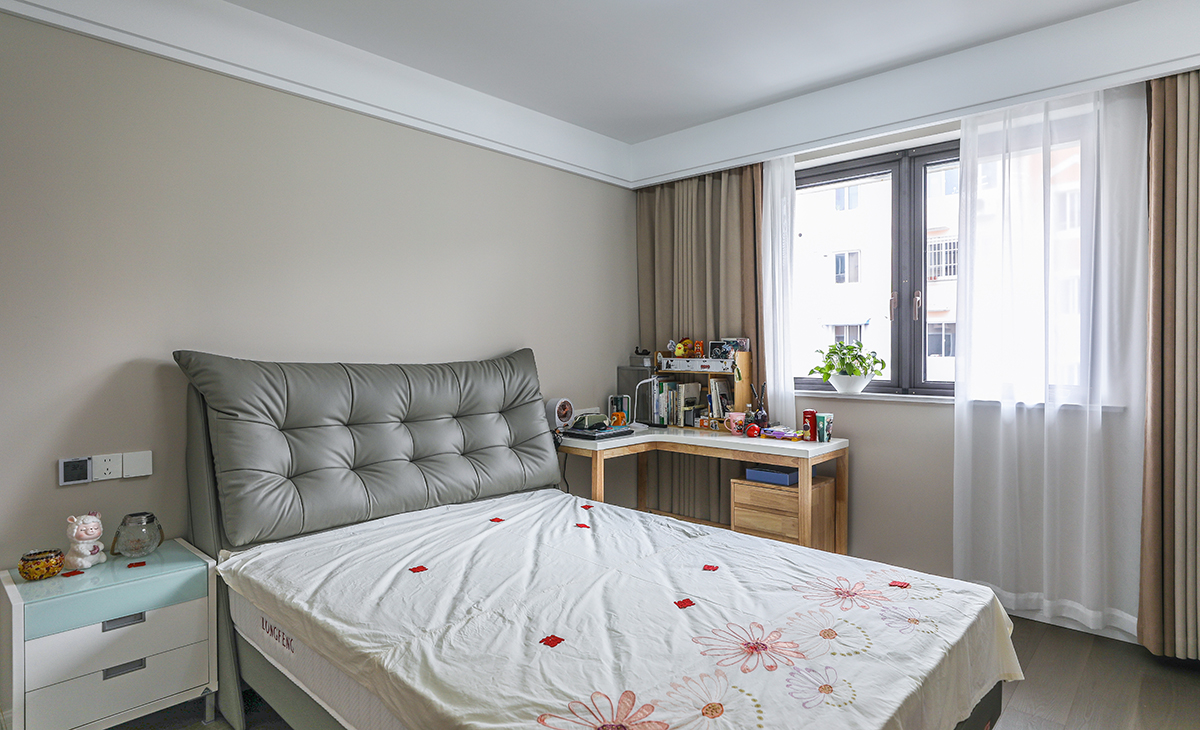  次臥為女兒房間，采用一個(gè)床頭柜做法，靠窗做轉(zhuǎn)角書(shū)桌，空間利用和功能性俱全，墻面刷奶咖色墻面乳膠漆，頂面白色乳膠漆，既簡(jiǎn)單又實(shí)用。