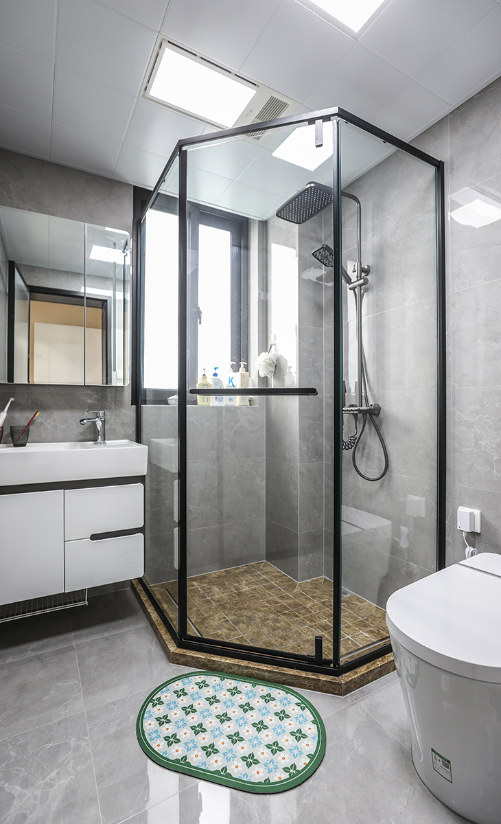 主衛(wèi)空間也很大，能滿足主人的所有需求，馬桶、淋浴房、浴室柜一應(yīng)俱全，黑色邊框淋浴房，讓整個(gè)空間協(xié)調(diào)統(tǒng)一，大氣時(shí)尚，主人很滿意，不斷地夸贊設(shè)計(jì)師對(duì)色彩的精準(zhǔn)把握。