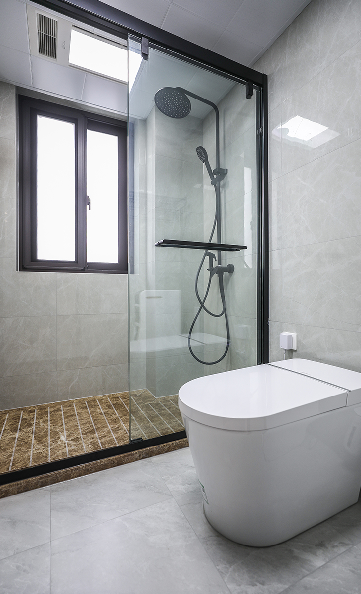 客衛(wèi)空間很大，智能馬桶，淋浴房區(qū)域采用大理石切槽做法、白色吊頂，鈦合金移門(mén)，體現(xiàn)主人高檔次的生活品味和優(yōu)雅的審美觀。