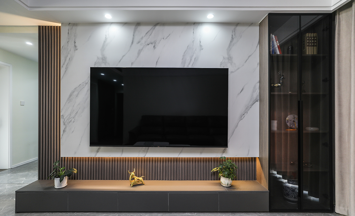 空間整體以米灰色調(diào)為主，現(xiàn)代感軟裝與整體空間色調(diào)融為一體