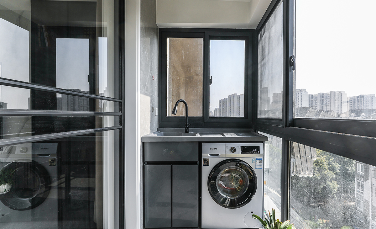 有人喜歡把洗衣機(jī)放在衛(wèi)生間，可是現(xiàn)在的戶(hù)型普遍不大，衛(wèi)生間空間不夠，怎么辦呢？陽(yáng)臺(tái)剛好合適，洗完直接晾曬，不用搬著衣服往陽(yáng)臺(tái)跑，上方定制柜，放置雜物的同時(shí)，還能打造一個(gè)小型洗衣池，手洗的時(shí)候不用占據(jù)洗臉池。