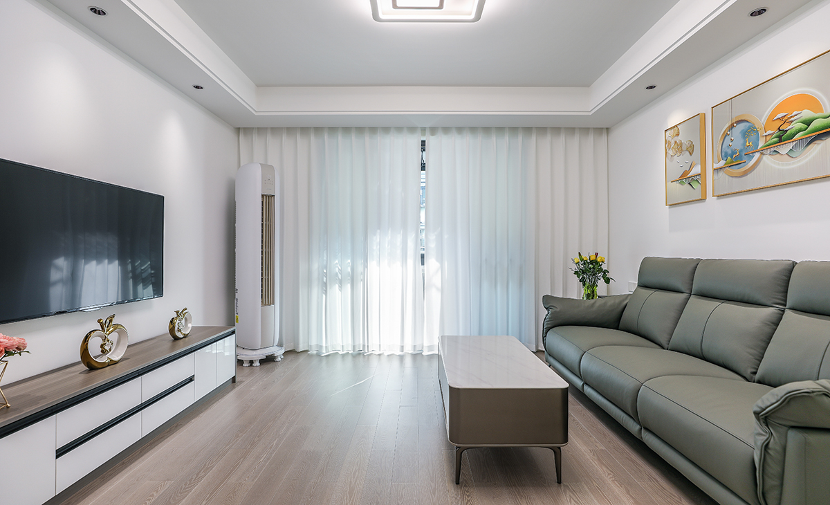 窗簾顏色和沙發(fā)相呼應(yīng)，和白色陽臺門套相配襯，電視柜與茶幾的裝飾，讓空間活躍很多，通長電視柜也很大氣，沙發(fā)后搭配的壁畫，讓整個空間呈現(xiàn)一種欣欣向榮的感覺。