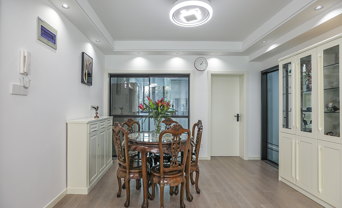 餐廳合理利用，餐桌邊做邊柜保證儲物空間，右手邊玻璃展示高柜放置兒子的手辦。保留的原始圓形的餐桌，平時家里只有2-3個人吃飯，夠主人用搭配上方風扇燈，簡潔實用。