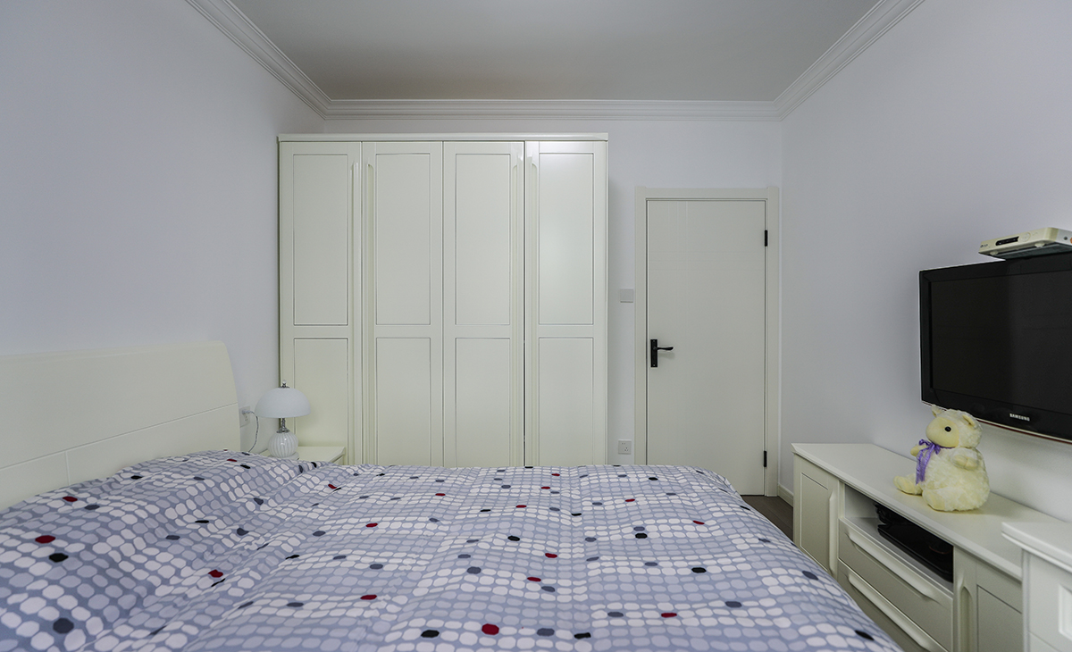 次臥采用成品家具的形式，讓8個平方的次臥空間很寬敞，不到擁擠，顏色深淺有序，很溫馨，舒適、給人感覺不僅雅致而且有韻味