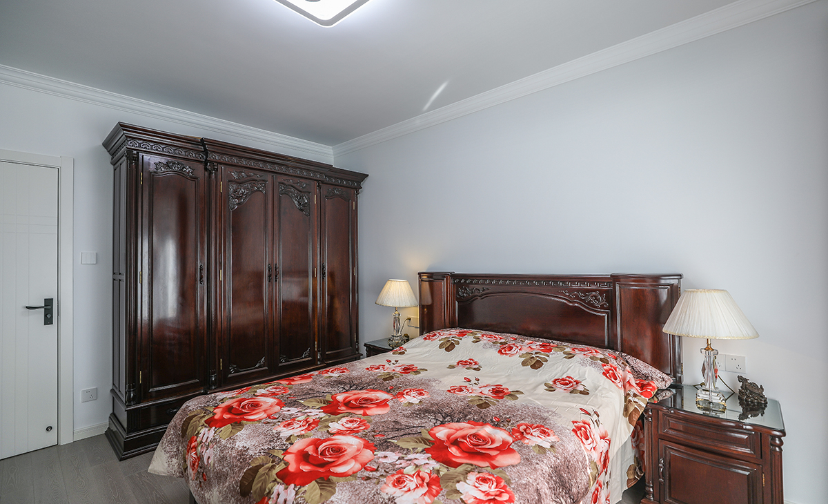 主臥保留1.8m老家具重新翻新打蠟，造型以簡潔平板為主，方便打理，體現(xiàn)了現(xiàn)代的大氣，兼容。