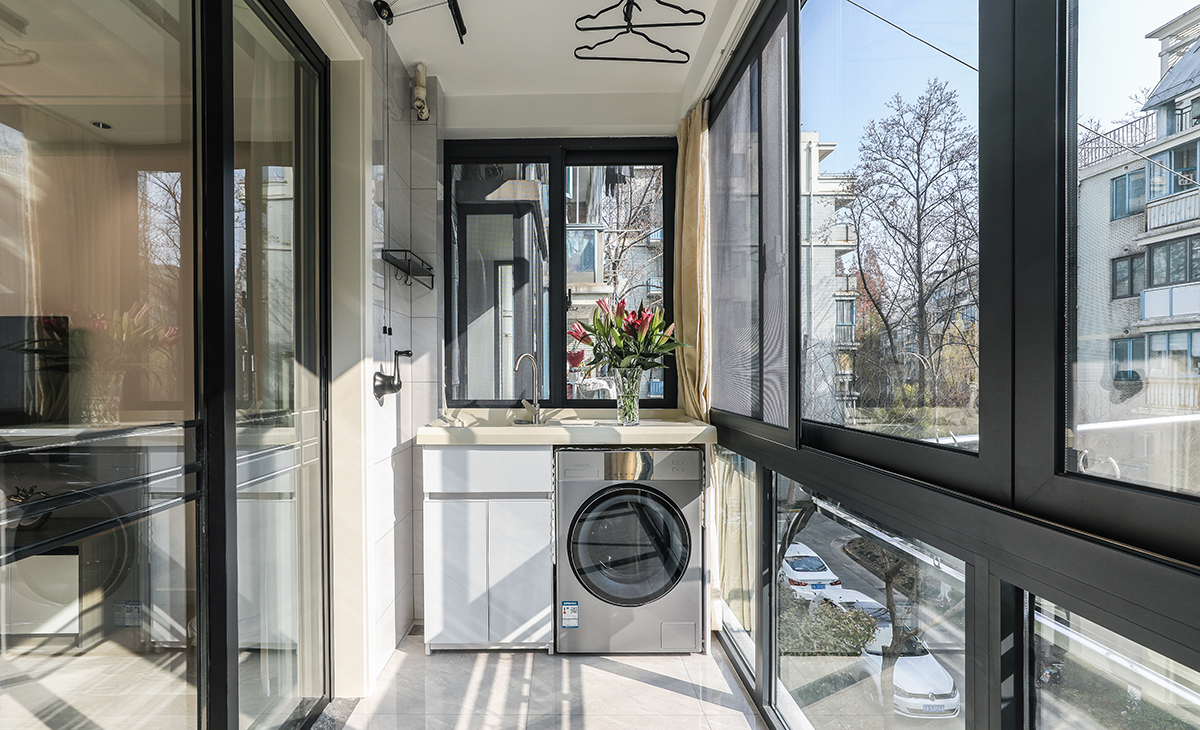 陽臺是晾曬衣物的場所，一側(cè)洗衣機和水池，顏色以白色為主，和門套相配