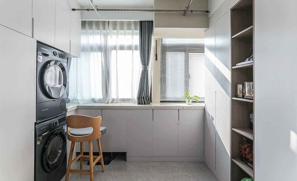 陽(yáng)臺(tái)窗下部分做矮柜與窗臺(tái)齊平，提高收納的同時(shí)也嵌入了掃地機(jī)器人，延伸出來(lái)的臺(tái)面也可以擺放一下綠植，一舉多得，這里也是也只非常喜歡的地方之一。