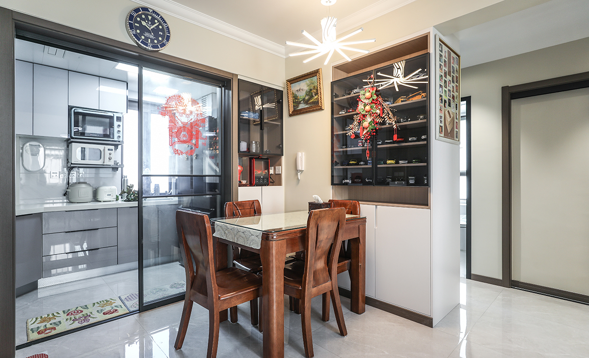 餐廳空間把非承重墻體打掉做成了餐邊展示柜，餐桌椅是業(yè)主原來(lái)的老家具保留的，整體氛圍簡(jiǎn)單溫馨。