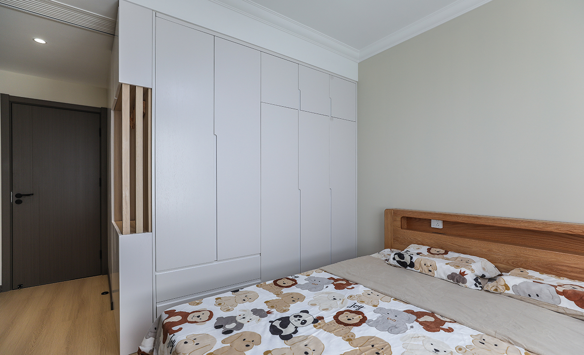  吊頂、衣柜和套裝門(mén)，顏色深淺有序，門(mén)邊上一個(gè)盆景讓整個(gè)空間綠意盎然，舒適、環(huán)保，給人感覺(jué)不僅雅致而且有韻味。