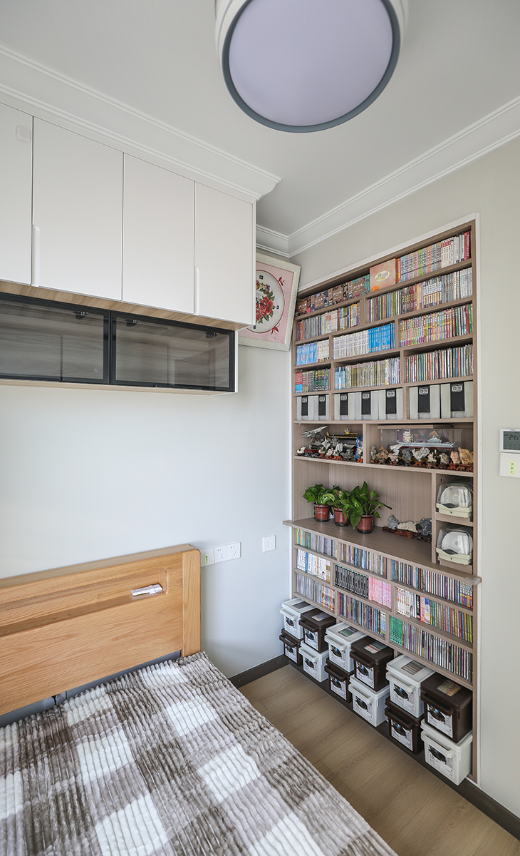 次臥是男主人居住，需要放置大量的CD，利用與主臥之間的非承重墻體做出儲(chǔ)藏空間，讓6個(gè)平方的次臥空間很寬敞，感覺(jué)不到擁擠，顏色深淺有序，很溫馨，舒適、給人感覺(jué)不僅雅致而且有韻味。