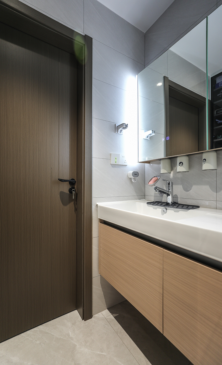 臺(tái)盆柜放在外面，讓衛(wèi)生間早上不擁擠，智能鏡柜讓臺(tái)盆區(qū)的光錢(qián)充足，方便主人早上梳妝，下方漏空也能儲(chǔ)物。