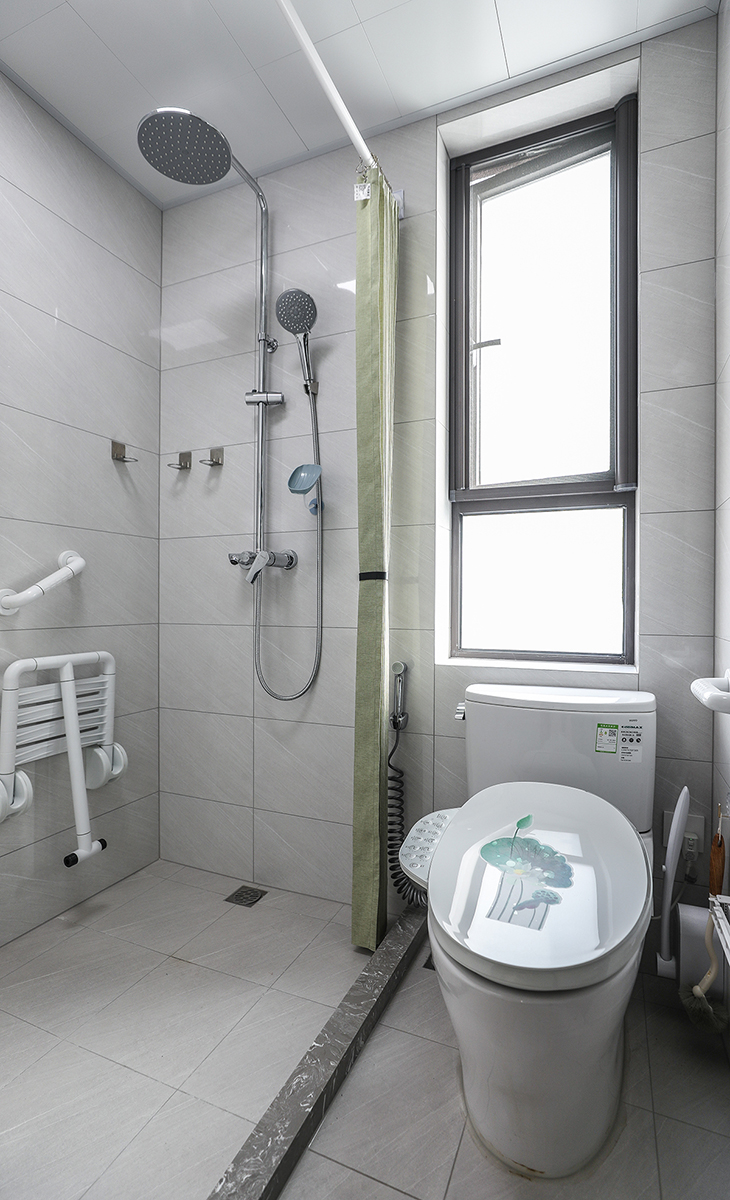 衛(wèi)生間不大，采用干濕分離設(shè)計(jì)，白色馬桶，墻地一體磚、白色吊頂，長(zhǎng)虹玻璃鈦合金開(kāi)門(mén)，體現(xiàn)主人高檔次的生活品味和優(yōu)雅的審美觀。