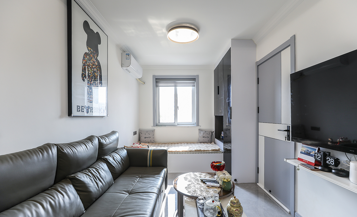 客餐廳做了一個榻榻米床，偶爾坐下來喝喝茶，看看書，非常的愜意，電視柜非常簡潔，讓空間不但時尚而且清爽。