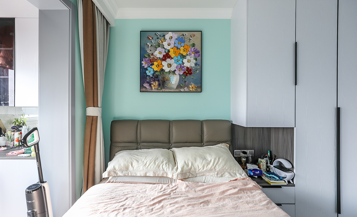 主臥采用地磚通鋪，所以床選擇的是深色，衣柜門板采用淺色，這樣和原來的地磚進(jìn)行搭配，就不會那么突兀，整個空間以簡潔平板為主，方便打理，體現(xiàn)了簡約風(fēng)格的簡潔、隨意，不拘一格。